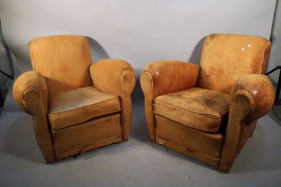 null Deux fauteuils club en cuir fauve, en état moyen. Dimensions : 80 x 83 x 56...