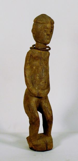 null Statuette en bois dur et lourd à patine d'intempérie figurant un homme debout...