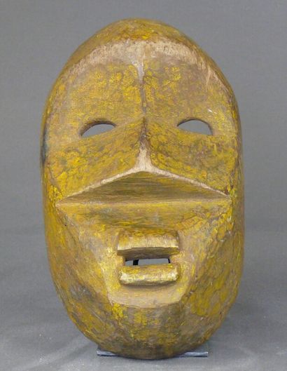 null Masque en bois lourd à polychromie jaune figurant un visage géométrisé au grand...