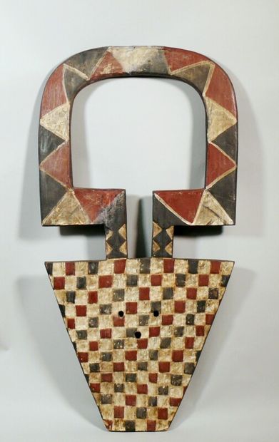 null Masque en bois polychrome figurant un visage triangulaire stylisé surmonté de...