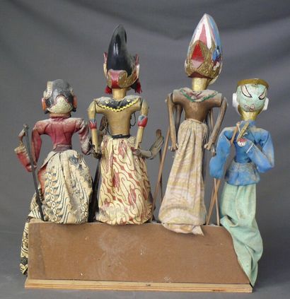 null Quatre marionnettes du théâtre Wayang Golek en bois polychrome et costumes de...