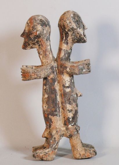 null Rare statuette en bois polychromé figurant deux personnages accolés dos à dos,...