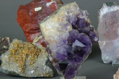null Ensemble de vingt-sept minéraux de collection : améthyste, quartz rose, septaria,...
