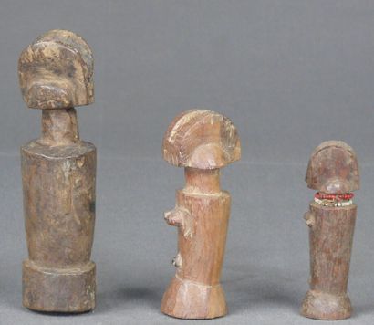 null Trois poupées de fécondités Mwana hiti en bois dur patiné aux formes géométrisées....