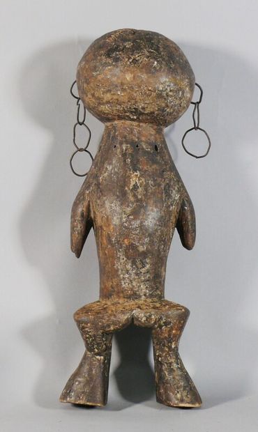 null Statuette du culte "mani yanda" en bois dur à patine sombre figurant un personnage...