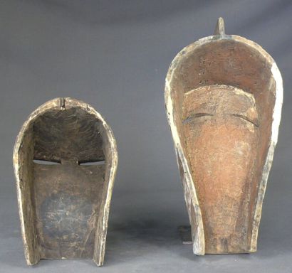 null Deux masques Kifwebe masculin et féminin en bois léger polychromé à la stylisation...
