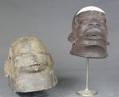 null Deux masques casques de type Lipico en bois léger patiné, figurant des visages...