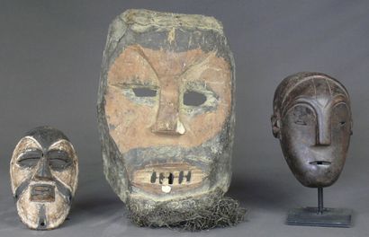 null Trois masques en bois à rehauts de polychromie pour certains : l'un en bois...