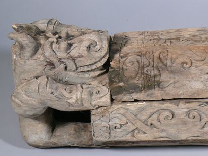 null Important cercueil (reliquaire) en bois érodé de forme rectangulaire, les parois...