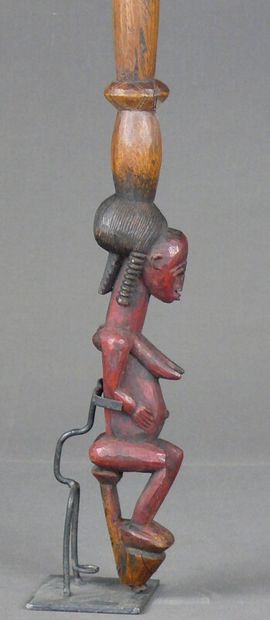null Sceptre en bois dur rehaussé de polychromie sculpté de deux figures féminines,...