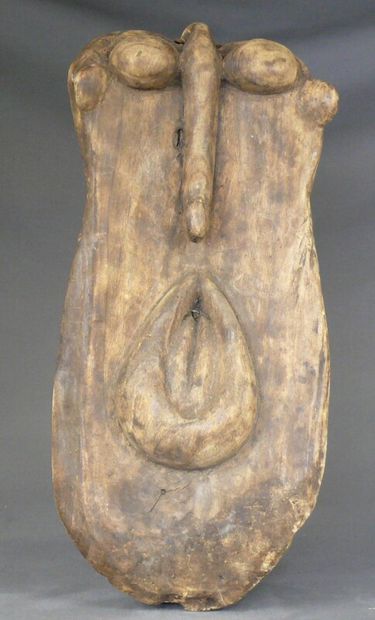 null Panneau rituel de case en bois léger patiné, à l'iconographie ambiguë, la forme...