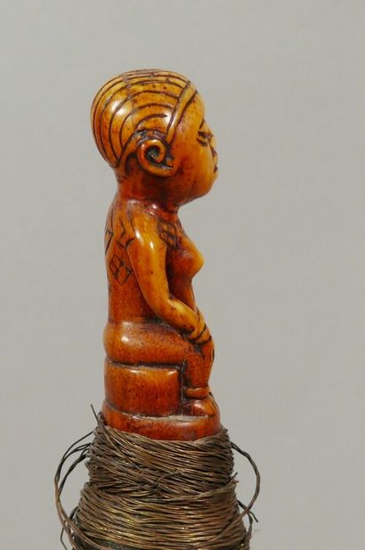 null Canne "mwala" en bois dur orné à son sommet d'une statuette en ivoire à patine...