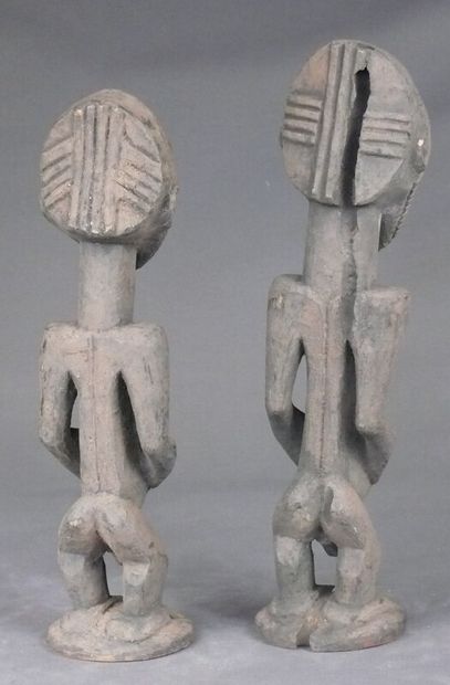 null Deux statuettes en bois à patine sombre figurant des personnages masculins debout,...