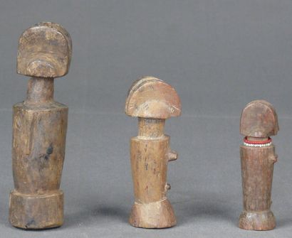 null Trois poupées de fécondités Mwana hiti en bois dur patiné aux formes géométrisées....