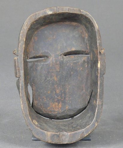 null Petit masque de type Sokomotu en bois léger à patine sombre, de facture inhabituelle,...