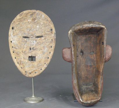 null Deux masques : l'un de style Lega en bois léger rehaussé de kaolin figurant...