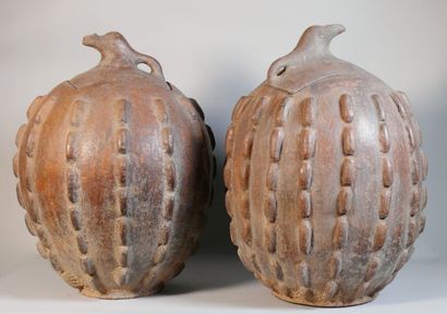 null Deux grands vases d'autel en terre cuite rosée à patine d'usage, de forme ovoïde,...