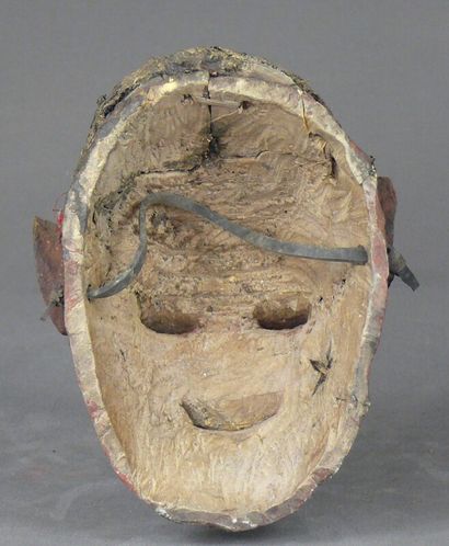 null Masque en bois léger peint figurant un visage souriant aux traits tombants,...