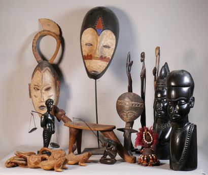 null Lot de divers masques et statuettes décoratives en bois, certains polychromes....