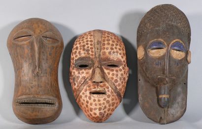 null Trois masques en bois, deux rehaussés de polychromie, de style Woyo, Hemba,...