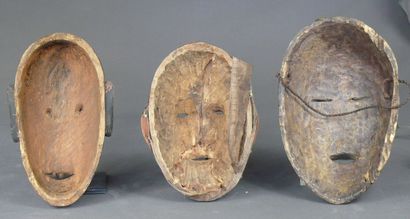 null Deux masques de danse en bois léger polychromés : l'un figurant un visage naturaliste...