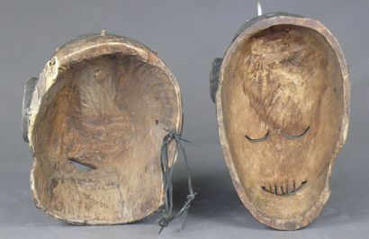 null Deux masques en bois léger à patine sombre et rehauts de polychromie figurant,...