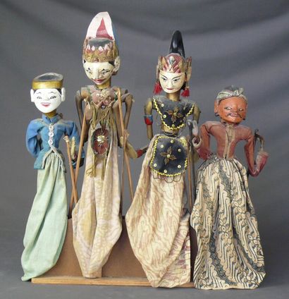 null Quatre marionnettes du théâtre Wayang Golek en bois polychrome et costumes de...
