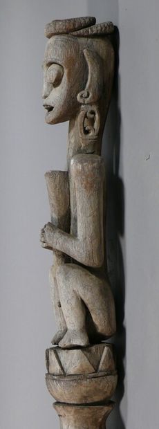 null Poteau "blontang" en bois dur à patine naturelle sculpté en partie haute d'un...