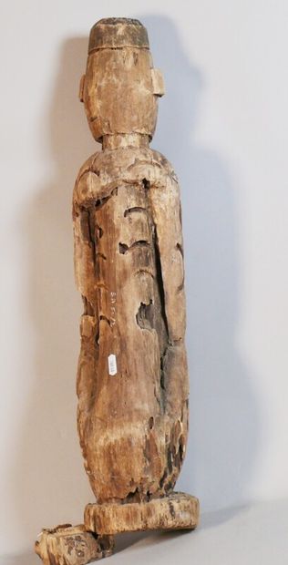 null Statuette en bois érodé à traces de polychromie figurant un personnage assis,...