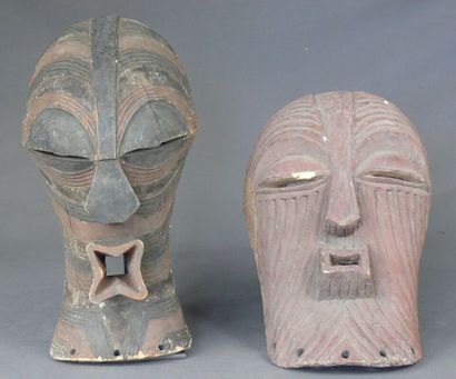 null Deux masques Kifwebe féminins en bois léger polychrome à la stylisation classique....
