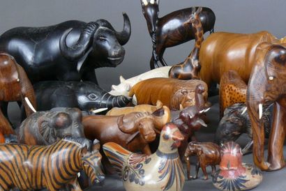 null Important lot de diverses sculptures animalières en bois, céramique et pierre...
