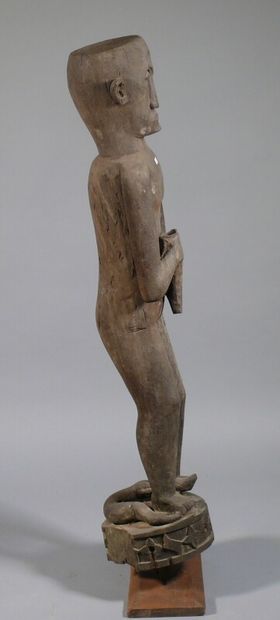 null Statuette "hampatung" en bois dur à patine naturelle figurant un personnage...