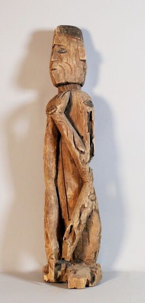 null Statuette en bois érodé à traces de polychromie figurant un personnage assis,...