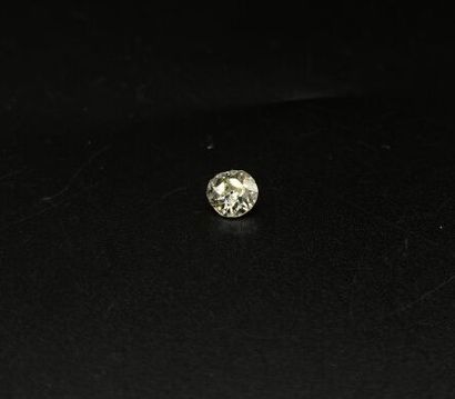 null * Pli contenant un diamant taille ancienne de 0,53 ct - très importantes égrisures...