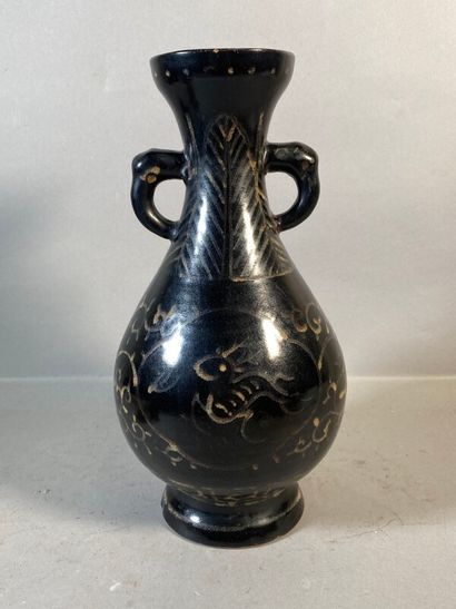 null Vase en céramique noire aux anses à décor de fleurs stylisées, style Song. Chine,...
