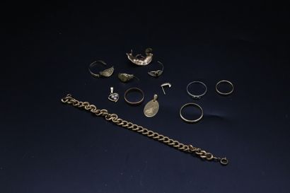 null Lot d'or comprenant trois alliances, bagues sciées et cassées, bracelet, pendentif,...