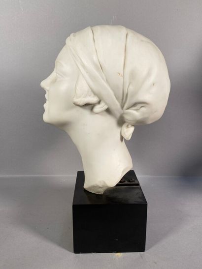 null GENNARELLI Amedeo (1881-1943)

"Buste de femme"

Sujet en marbre signé

H: 34...