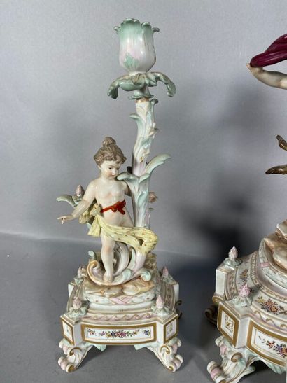 null Garniture de cheminée en porcelaine de Capo di Monte à décor d'enfants H: 33,5...
