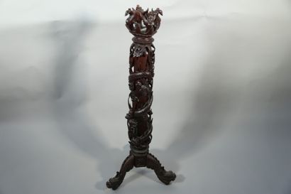 null Sellette en bois sculpté tripode à décor de dragons - H. 112 cm - Ø. 22 cm