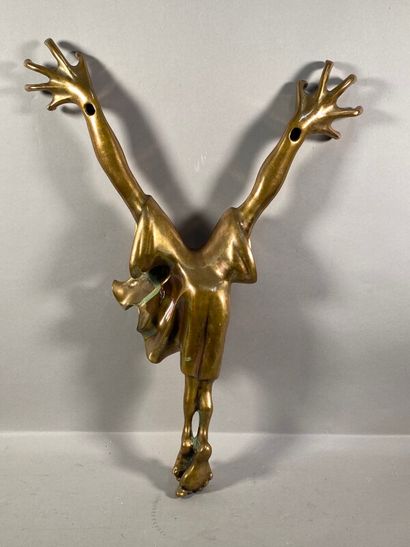 null KENAN Avi (1951)

"Christ en croix drapé"

sujet en bronze doré signé daté 1985...
