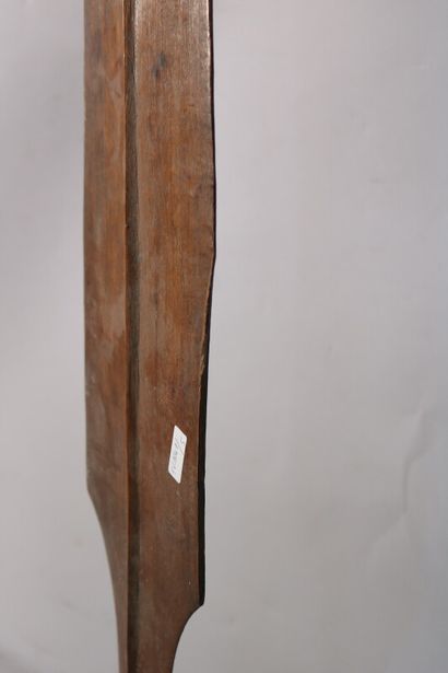 null Lance massue "Katua" en bois dur à patine sombre d'usage en forme de pagaie...