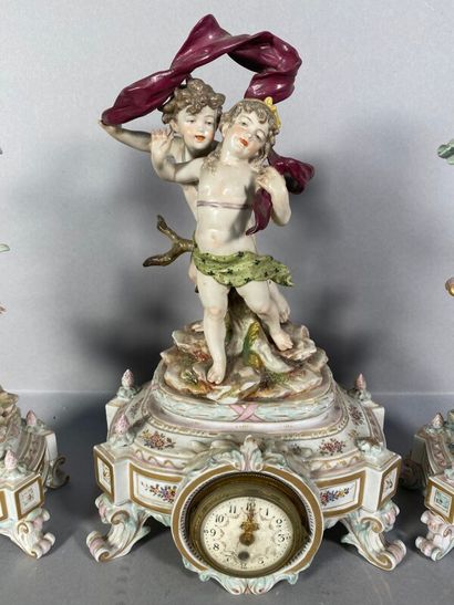 null Garniture de cheminée en porcelaine de Capo di Monte à décor d'enfants H: 33,5...