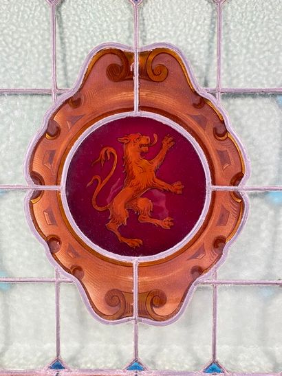 null Vitrail à décor de lion, plié dans la partie basse 61 x 69 cm