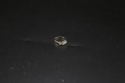 null Bague en or blanc orné de trois diamants taille ancienne (0.4/0.5 ct épaulé...