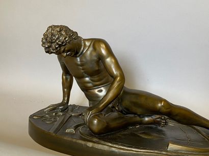null Le gladiateur blessé, 

sujet bronze à patine brune et doré

Marqué F. BARBEDIENNE...