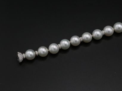 null * Collier de 27 perles de culture des Mers du Sud, (15 mm à 18,3 mm), le fermoir...