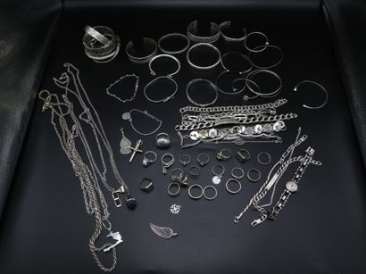 null Lot de bijoux en argent et métal : bracelets, chaines, bague, pendentifs

poids...