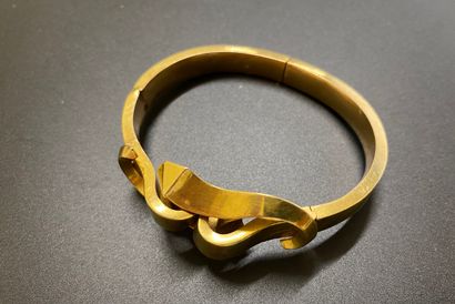null Bracelet jonc ouvrant en or jaune à motif d'un entrelacs, travail années 1940...
