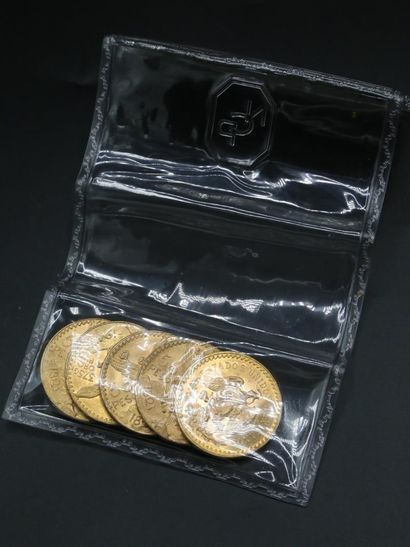 null Cinq pièces de 50 pesos en or sous scellé NCP