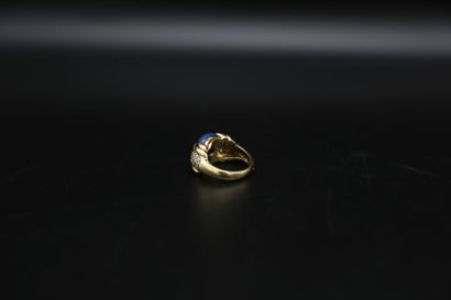 null A. ROURE, Bague jonc en or jaune (750) orné d'un petit rubis ovale au centre...